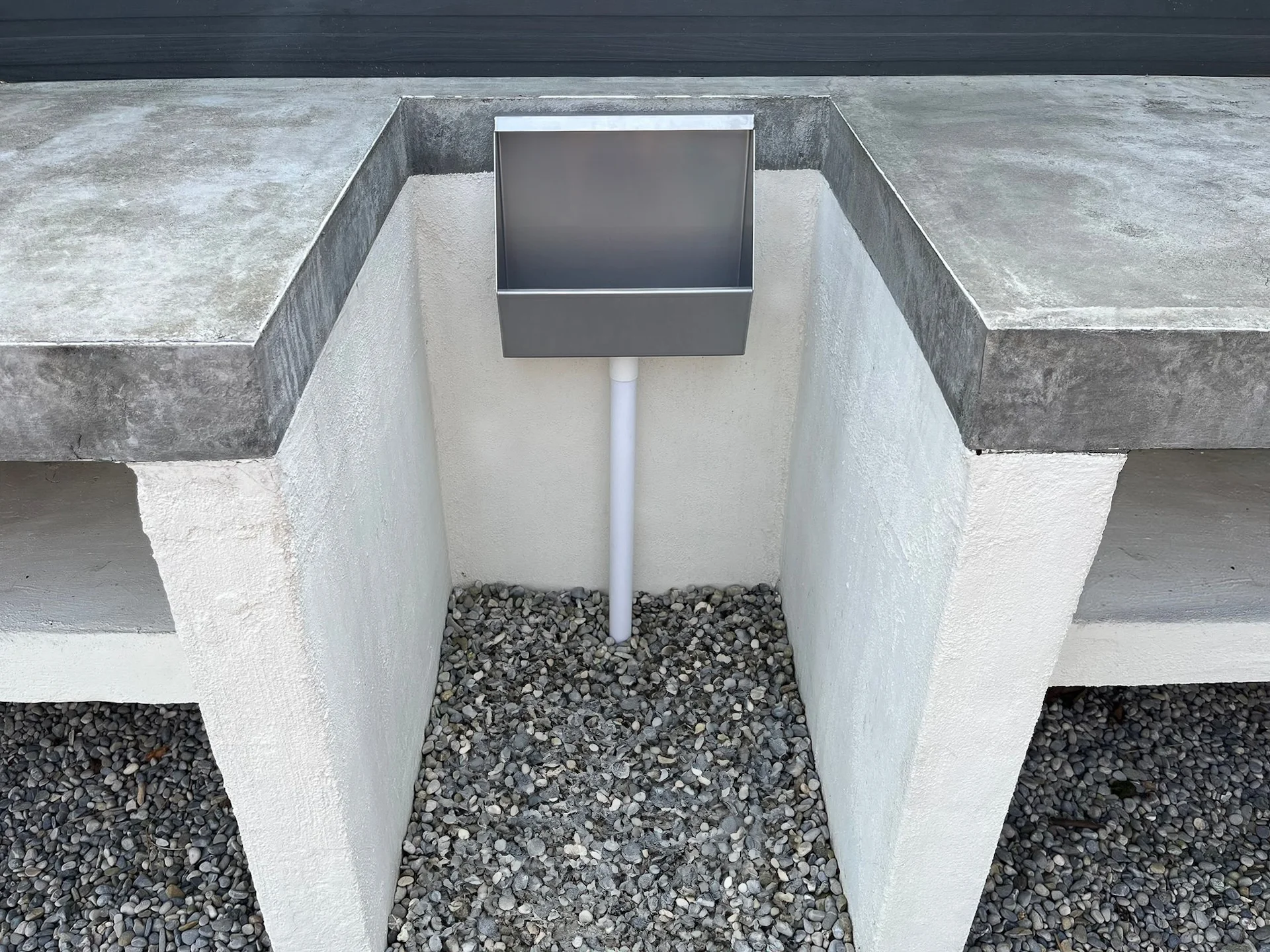 tuinsanitair in tuin bewerkt